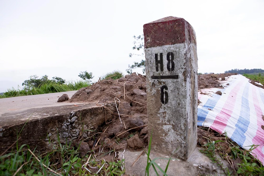 Bằng mắt thường cũng có thể thấy cột mốc sụt xuống với mặt đê khoảng gần 30 cm.