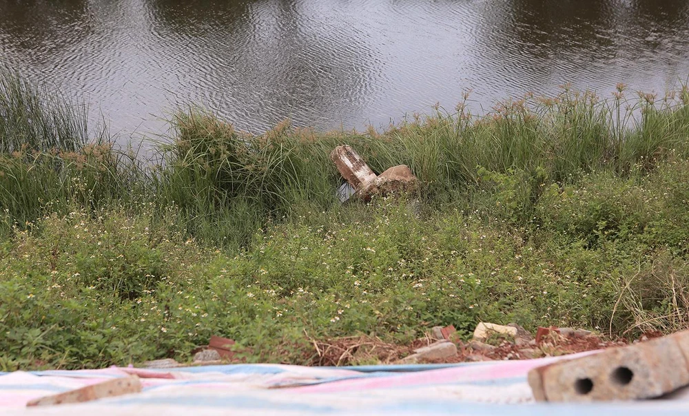 Cột mốc trên thân đê rớt xuống dưới sau sự cố sụt lún.