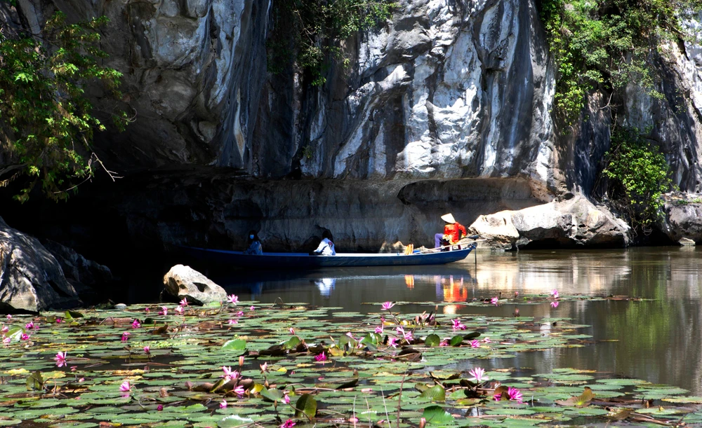 Động xuyên qua núi đá vôi có niên đại hàng triệu năm tạo nên những nhũ đá với những hình thù kỳ thú mang nhiều dáng vẻ khác nhau. Những tấm phản đá tạo thành từ những phiến đá to, bằng phẳng đi xuyên qua núi đá với chiều dài khoảng hơn 50 m. Ảnh: ĐẶNG TRUNG