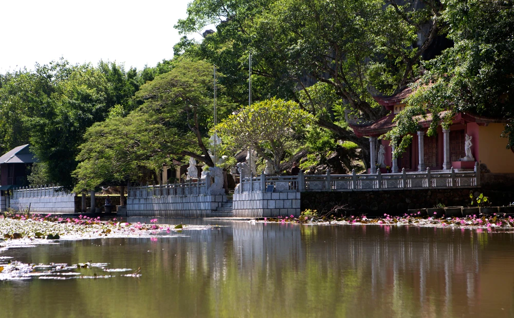 Đến với Kim Sơn du khách còn ngắm cảnh Chùa Linh Ứng nằm ở vị trí sơn thủy hữu tình tuyệt mỹ ở khoảng giữa của cửa Ngọc Kiều động và Kim Sơn động. Ảnh: ĐẶNG TRUNG
