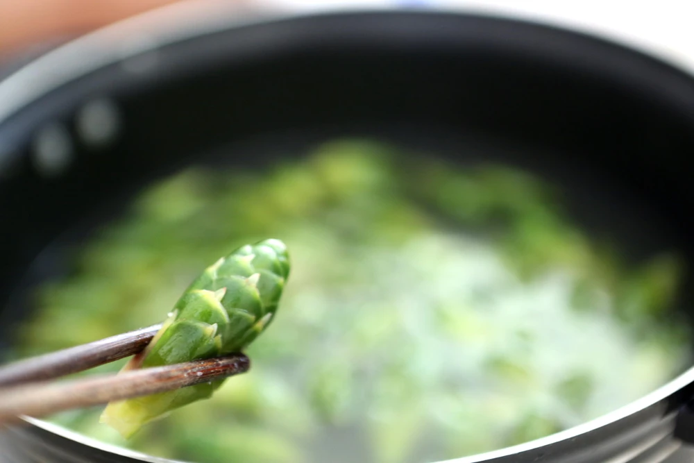 Bữa ăn hoa gừng đạm bạc của các em học sinh. Ảnh: ĐẶNG TRUNG