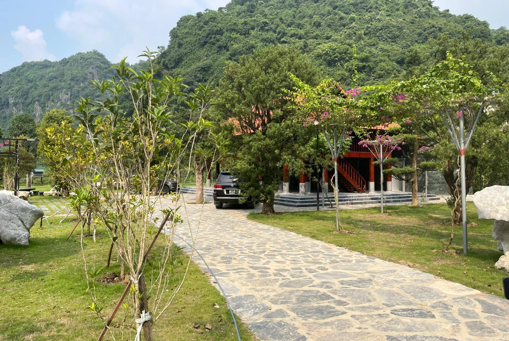 Công trình trái phép trên đất quốc phòng, đất do xã quản lý. Ảnh: ĐẶNG TRUNG