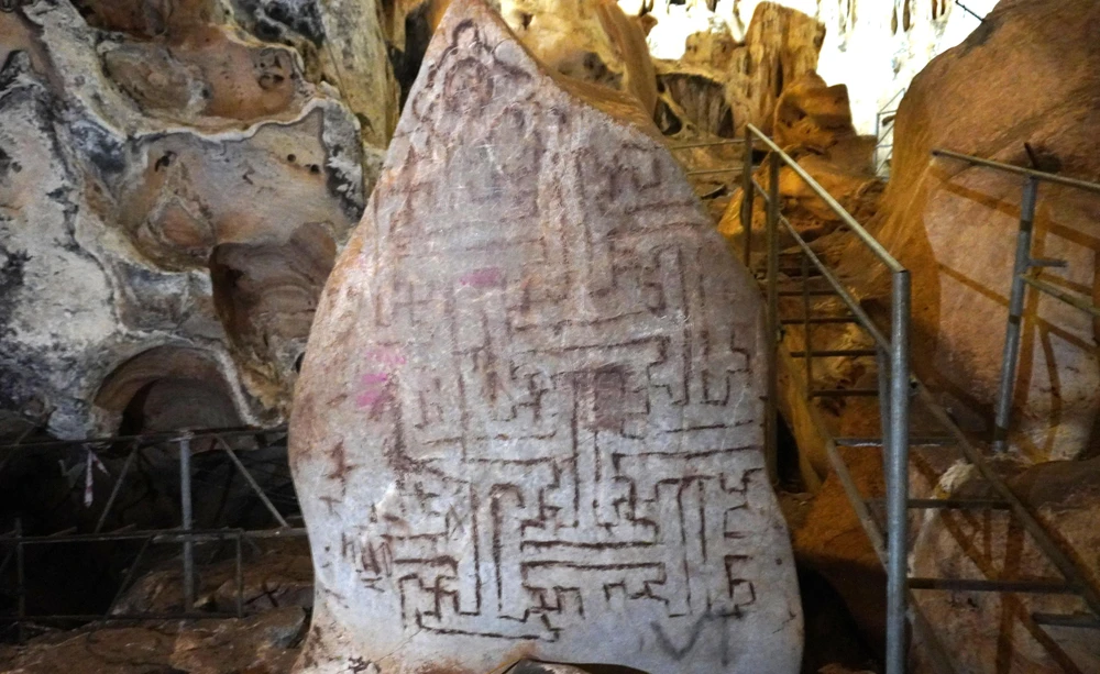 Và ở đây còn phát hiện những phiến đá tự với những bút tích bí ẩn chưa lý giải được. ĐẶNG TRUNG