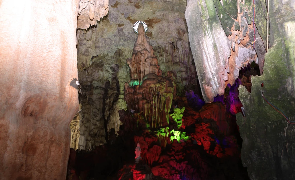 Từ chân núi bước qua 203 bậc bằng đá, du khách sẽ thấy hình tượng đá phật tọa trên đài sen ngay khoang đầu tiên của động Tiên Sơn với đủ sắc màu huyền ảo như một lâu đài nguy nga, tráng lệ. Ảnh: ĐẶNG TRUNG