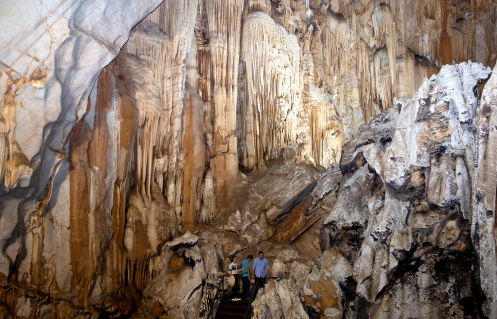 Và đường lên tiên cảnh với những nhũ đá đẹp mê mẩn níu chân du khách khi thăm hang động Tiên Sơn khô. Ảnh: ĐẶNG TRUNG