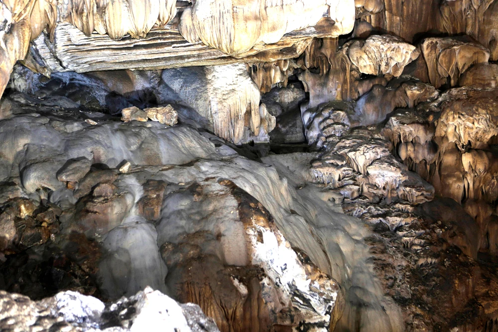 Dòng nước chảy từ hàng triệu năm trước được gọi là suối tiên nhân gian giữa những nhũ đá giống như rặng san hô lộng lẫy. Ảnh: ĐẶNG TRUNG