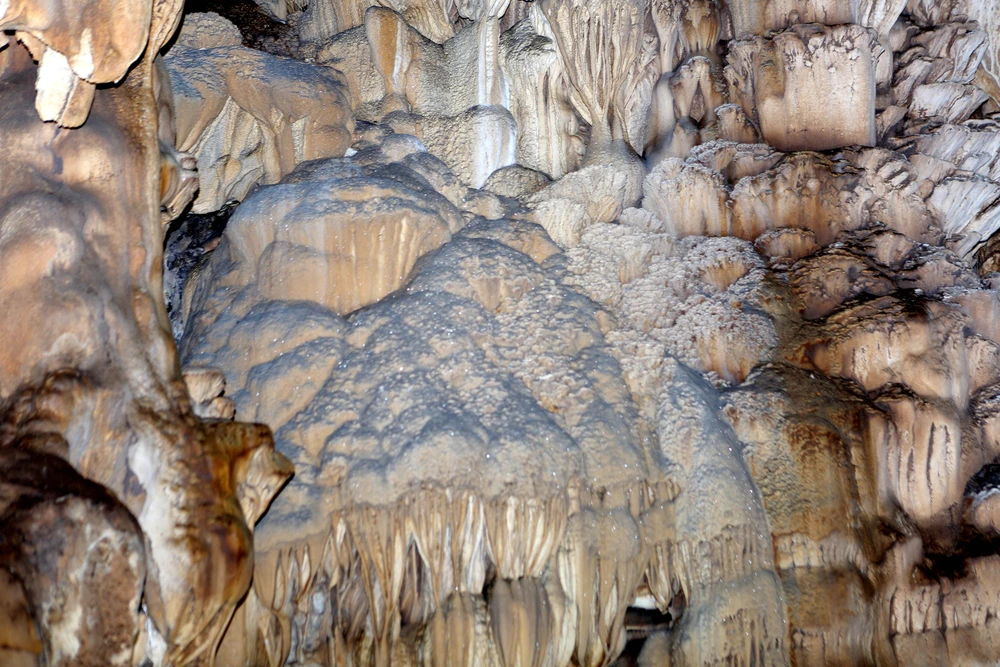Những nhũ đá lấm tấm trắng được ví như vựa muối của nhân gian giữa lòng động Tiên Sơn. Ảnh: ĐẶNG TRUNG