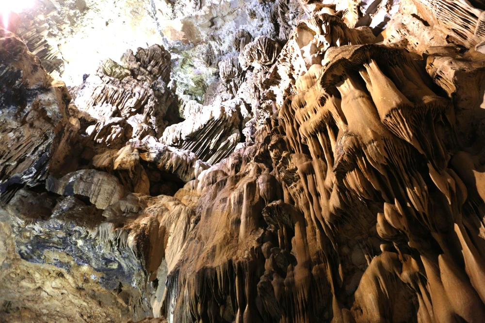 Đến với động Tiên Sơn khiến du khách có thể ngắm nhìn toàn bộ không gian trong động từ những khối nhũ đá tự nhiên. Ảnh: ĐẶNG TRUNG