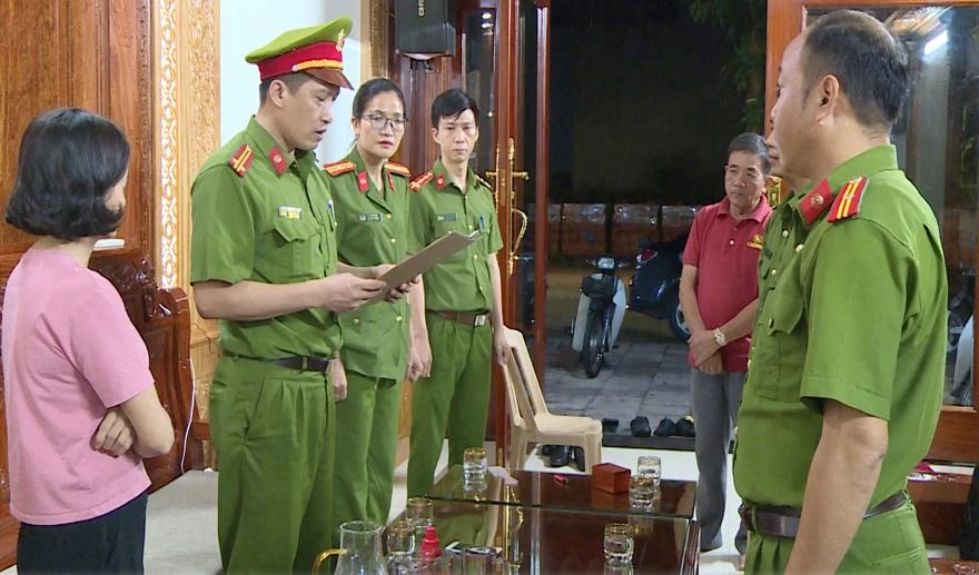 Công an Thanh Hóa thực hiện lệnh khám xét nơi ở nhà Lê Bá Nga. Ảnh: Công an cung cấp