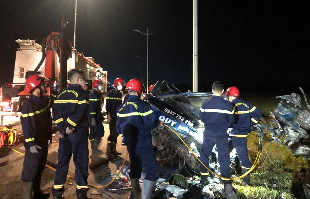 Lực lượng cứu hộ có mặt tại hiện trường dập tắt đám cháy đồng thời đưa thi thể hai tài xế mắc kẹt trong ca bin ra bên ngoài.