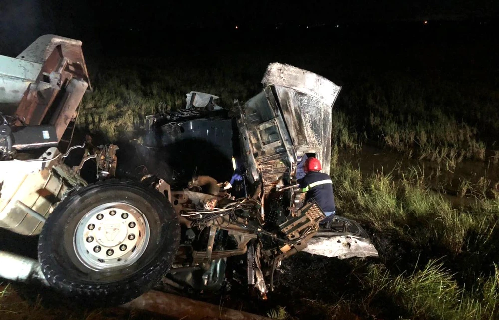 Xe đầu kéo sau vụ va chạm bị lật xuống bìa ruộng người dân rồi bốc cháy.