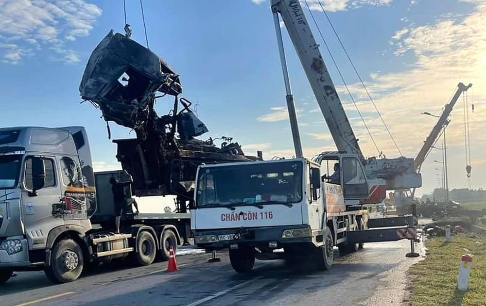 Xe đầu kéo bị thiêu rụi méo mó được cẩu đưa về để điều tra làm rõ nguyên nhân vụ tai nạn giao thông.