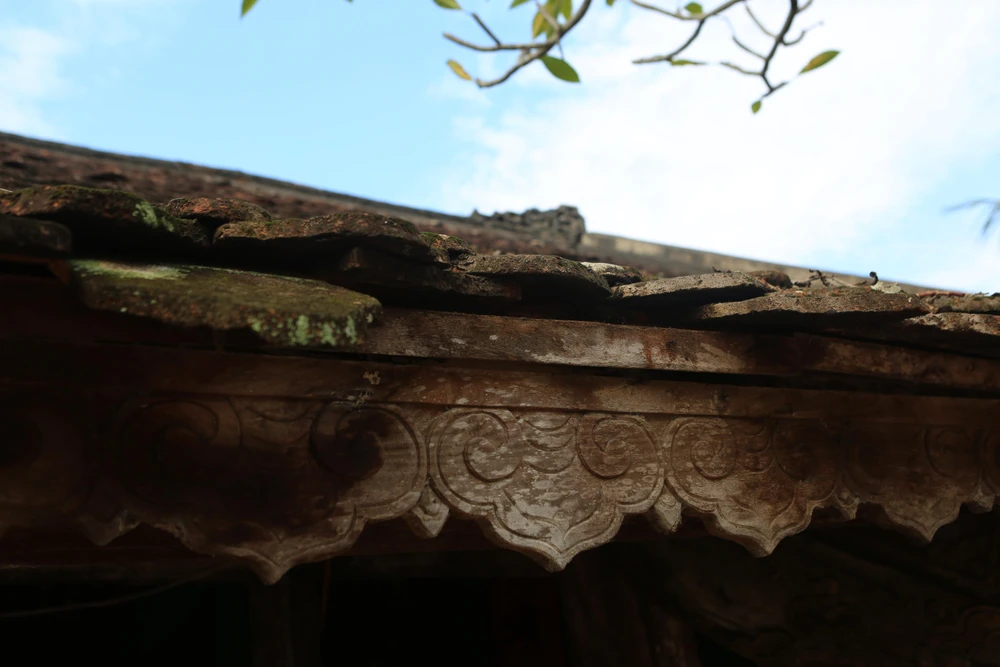 Những nét chạm khắc hoa văn trên gỗ tinh xảo ở mỗi góc khác nhau của ngôi đình đều tạo nên một bức tranh sống động về kiến trúc, văn hóa Chăm ở Thanh Hóa. Ảnh: ĐẶNG TRUNG