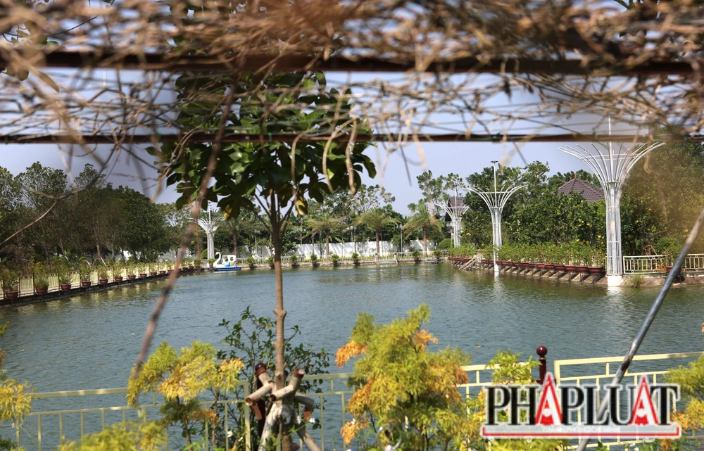 Một góc hồ được kè kiên cố xen lẫn đèn trang trí, cây xanh trên diện tích đất nông nghiệp . Ảnh: ĐẶNG TRUNG