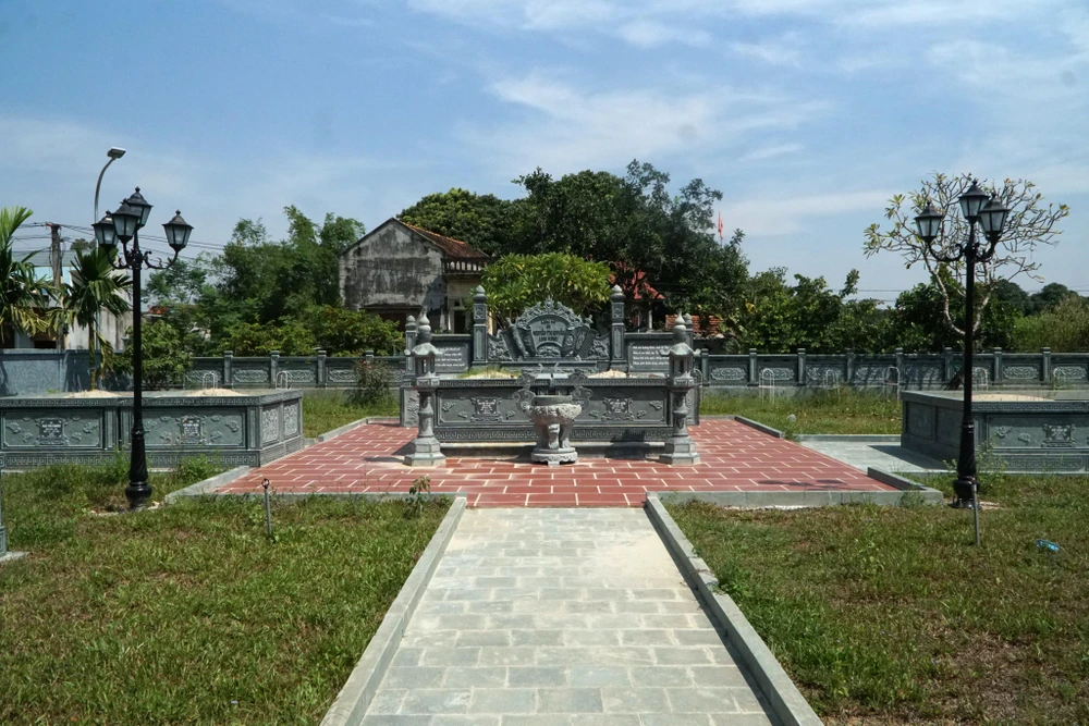 Phía trước là phần mộ nơi yên nghỉ của Mẹ Tơm. Ảnh: ĐẶNG TRUNG