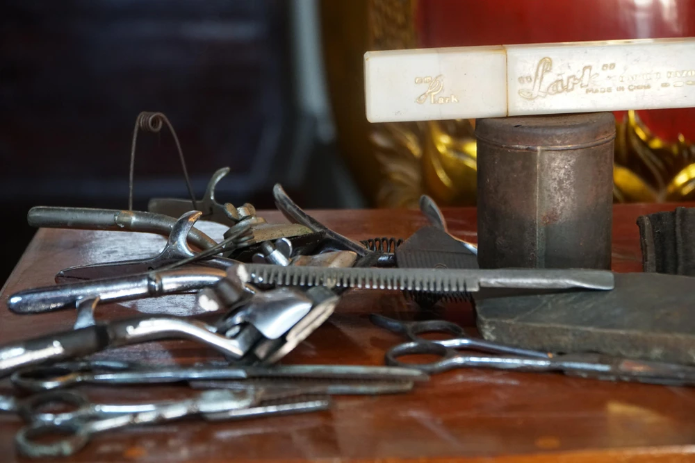 Bộ bộ đồ nghề đã sử dụng (ai đã sử dụng?) để đi cắt tóc dạo lấy tiền mua gạo mua khoai nuôi dưỡng cán bộ cách mạng hơn 80 năm trước. Ảnh: ĐẶNG TRUNG