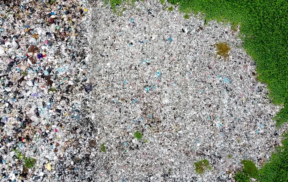 Theo người dân địa phương, mỗi khi trời trở gió thì mùi hôi thối tứ tán khắp nơi khiến người dân sống gần khu vực lò đốt rác thải bị "tra tấn". Ảnh: ĐẶNG TRUNG