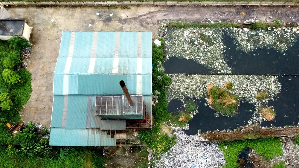 Trong khi, theo thiết kế công suất ban đầu, lò đốt rác này sẽ xử lý 7 tấn rác/ngày đêm, nhưng hiện lượng rác của 2 xã Hòa Lộc và Xuân Lộc là hơn 10 tấn/ngày đêm. Ảnh: ĐẶNG TRUNG