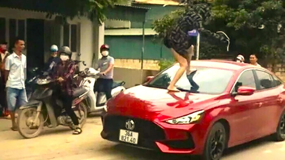 Hình ảnh Hà đạp vỡ kính ô tô để đánh ghen trên QL45. Ảnh cắt từ clip