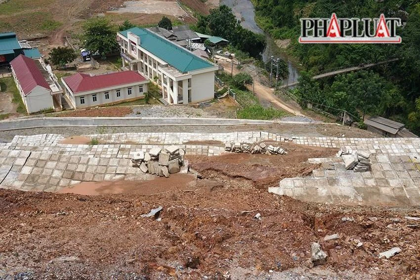 Công trình chống sạt lở 37 tỉ đồng vừa bàn giao đã sạt lở, đe dọa trường học. Ảnh: ĐẶNG TRUNG