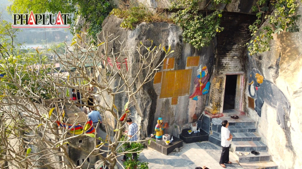 Chưa hết một số bức phù điêu như ngựa, voi, các vị thần linh… được tạc trên vách núi cũng có màu sắc sặc sỡ.