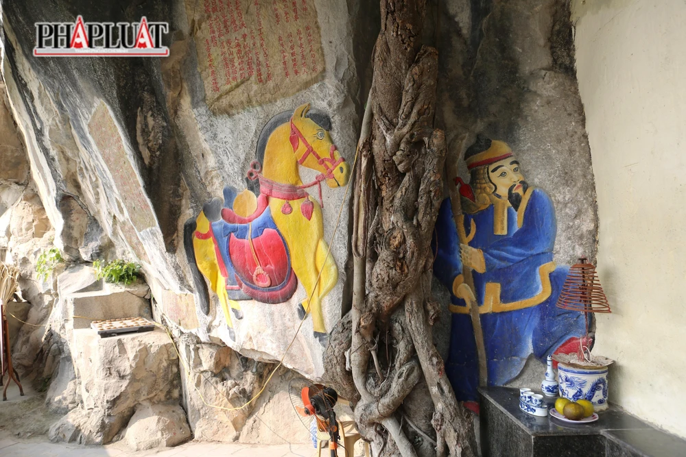 Các pho tượng linh vật bị tô vẽ. Ảnh: ĐẶNG TRUNG