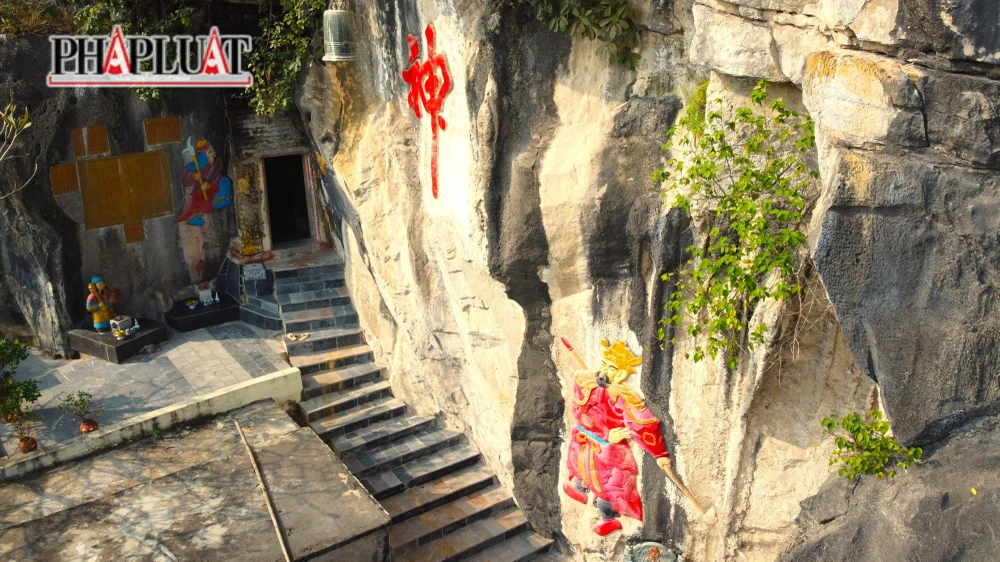 Theo đó, các hình người, chữ bị tô vẽ lên màu đỏ, vàng làm di tích thay đổi so với nguyên trạng ban đầu.