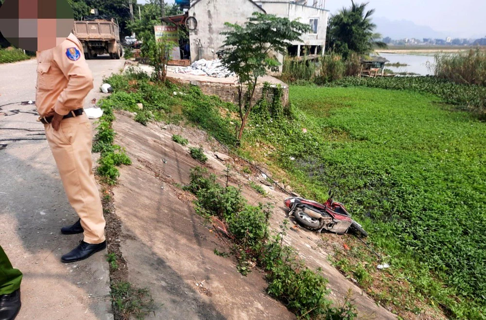 Sau vụ va chạm giao thông, xe máy của anh Đạt rơi xuống kênh. Ảnh: CACC