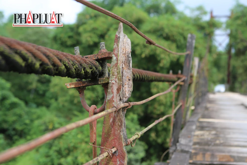 Tuy nhiên, sau 16 năm đưa vào sử dụng cầu treo Bến Lậm đã xuống cấp trầm trọng, qua đó tiềm ẩn nguy cơ mất an toàn giao thông cho người dân qua cầu.