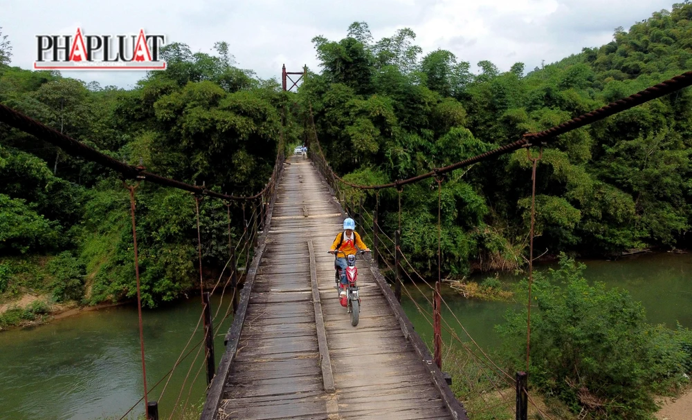 Trước thực trạng cầu xuống cấp nghiêm trọng, người dân hai địa phương Giao An và Giao Thiện mong muốn chính quyền địa phương quan tâm tu sửa hoặc xây cầu cứng mới để đảm bảo an toàn cho người dân qua lại.