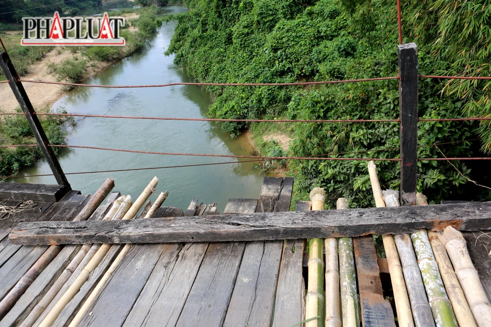 Cây cầu đã bị xuống cấp nghiêm trọng ở hầu hết các chất liệu như mặt gỗ lát cầu bị mọt tạo ra nhiều lỗ hổng.