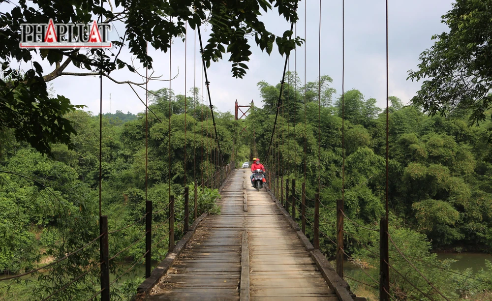 Đây là nguyên nhân được nhiều người dân cho biết dẫn đến mặt cầu bị rung lắc mạnh khi có một vài người và phương tiện đi qua lại.