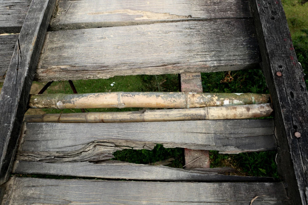 Cầu xuống cấp khiến người dân lo sợ mỗi khi đi qua. Ảnh: ĐẶNG TRUNG