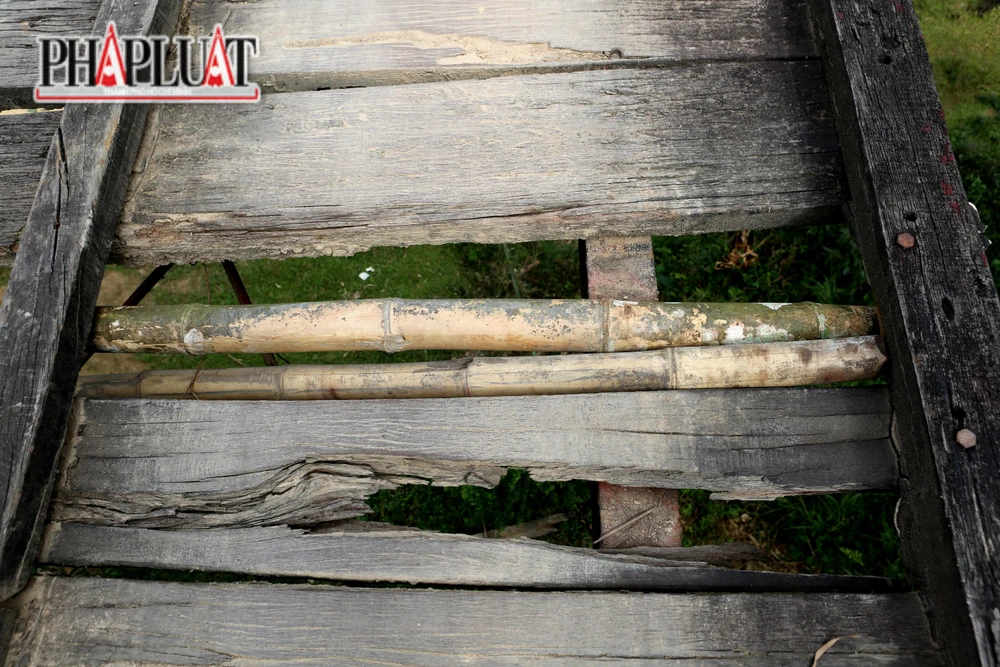 Nhiều trụ, gờ chắn, nẹp bị hỏng; nhiều đinh vít, ốc cố định bị mất.