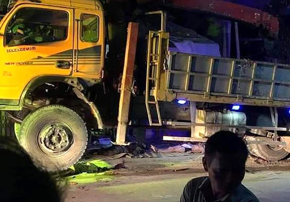 Ba thanh niên tử vong dưới bánh xe tải. Ảnh: NDCC Ba thanh niên tử vong dưới bánh xe tải. Ảnh: NDCC