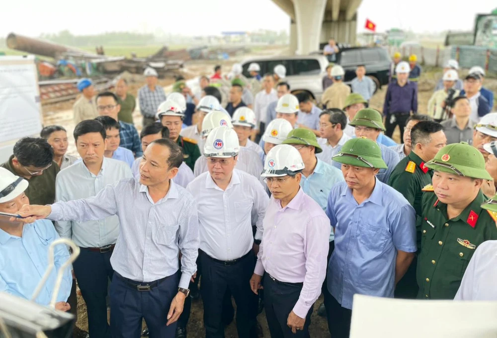 Bộ trưởng Bộ GTVT Nguyễn Văn Thắng (thứ 3, từ phải qua) kiểm tra trực tiếp các dự án thành phần trên địa bàn tỉnh Thanh Hóa. Ảnh: ĐT