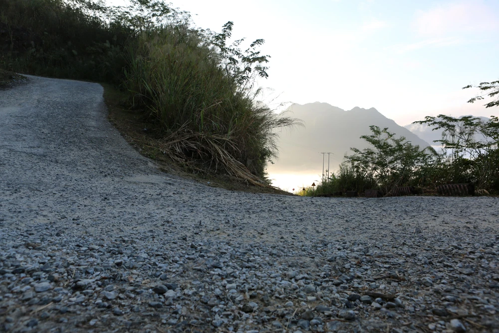 Những đoạn dốc góc cua tay áo, mặt nhựa đã bị mưa lũ cuốn trôi hết chỉ còn trơ lại lớp đá cấp phối khiến người đi xe máy gặp khó khăn.