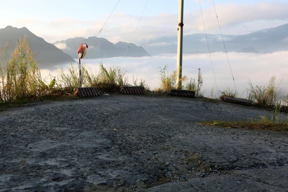 Đường xuống cấp, tiềm ẩn nguy cơ mất an toàn giao thông cho người và phương tiện.