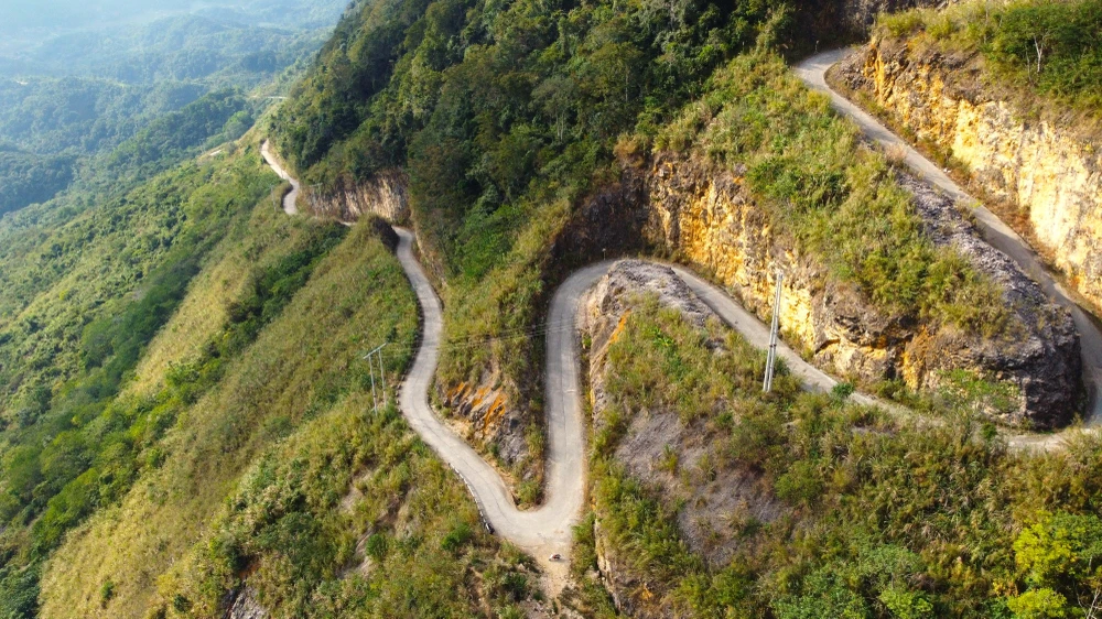 Đường lên Cao Sơn chênh vênh bên sườn núi