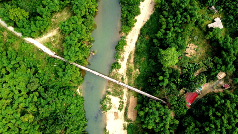 Cầu treo Bến Lậm bắc qua sông Âm huyện Lang Chánh xuống cấp nghiêm trọng. Ảnh: ĐẶNG TRUNG