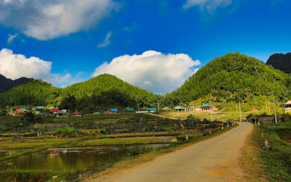 Những nếp nhà của người Thái giữa cảnh sắc mây trời, nắng vàng nguyên sơ.