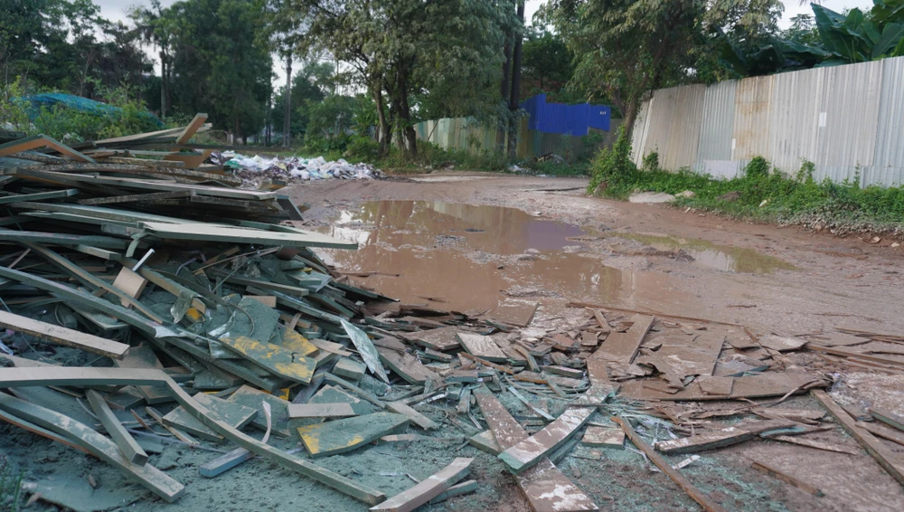 Đâu đâu ở khu vực này cũng thấy rác thải. Đâu đâu ở khu vực này cũng thấy rác thải.