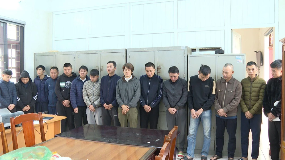 Nhóm người bị công an bắt giữ trong chuyên án 181Đ. Ảnh: CATH