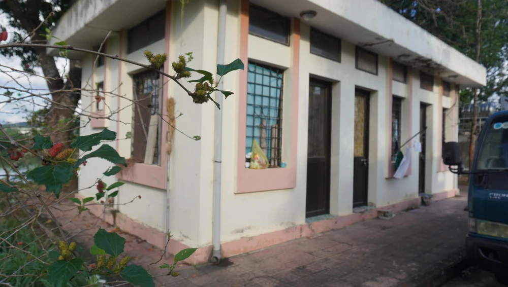 Kính ở trạm điều hành đã bị vỡ dù được xây dựng kiên cố.