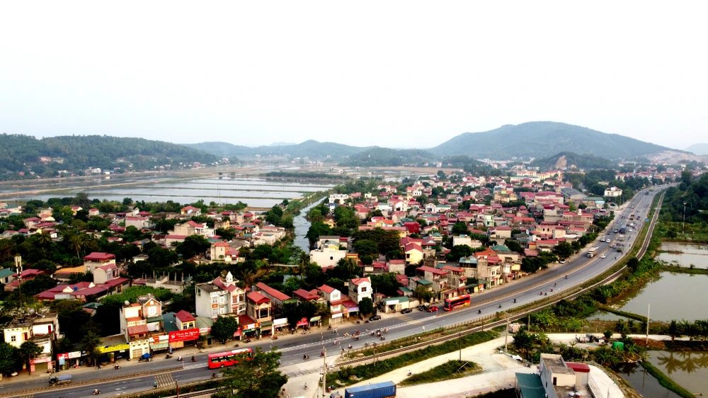 Nhiều tuyến đường giao thông kết nối để tạo ra sự liên kết vùng và tạo không gian phát triển Hà Trung trong thời gian tới. Ảnh: ĐẶNG TRUNG