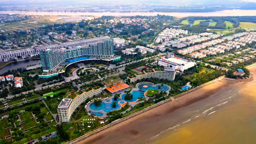 Sầm Sơn có bờ biển dài khoảng 6km, cách thành phố Thanh Hóa 16km về phía Đông và cách Hà Nội khoảng 170km tương đương với 3 giờ đi xe ô tô. Ảnh: ĐẶNG TRUNG