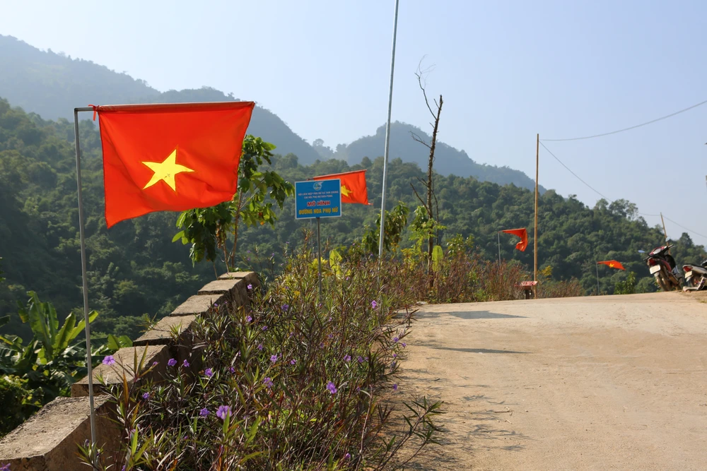 Những con đường hoa treo cờ Tổ quốc nơi vùng biên này đang thắp lên niềm hy vọng thoát nghèo sau nước mắt và đau thương.