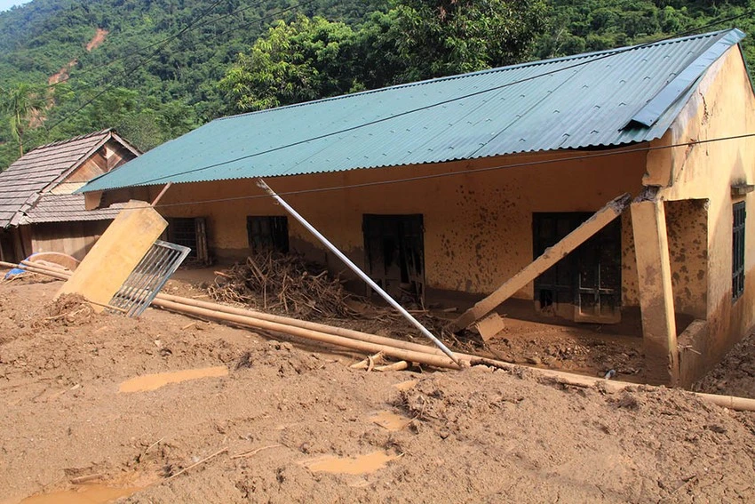 Điểm trường mầm non bị đất vùi lấp, xô đổ đứt gãy nhiều cột.