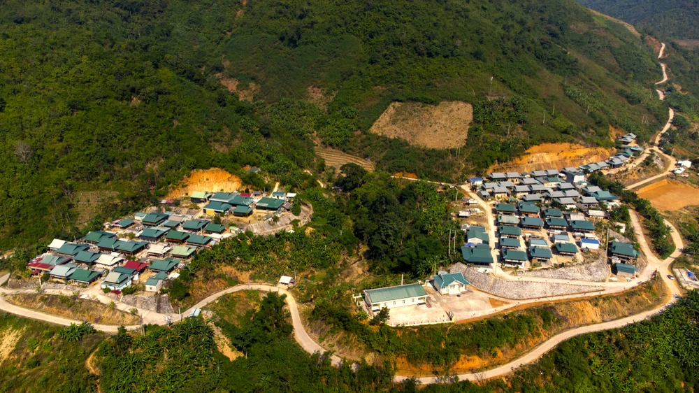 Vẻ đẹp bình yên của bản Poọng giữa núi rừng biên viễn Mường Lát.