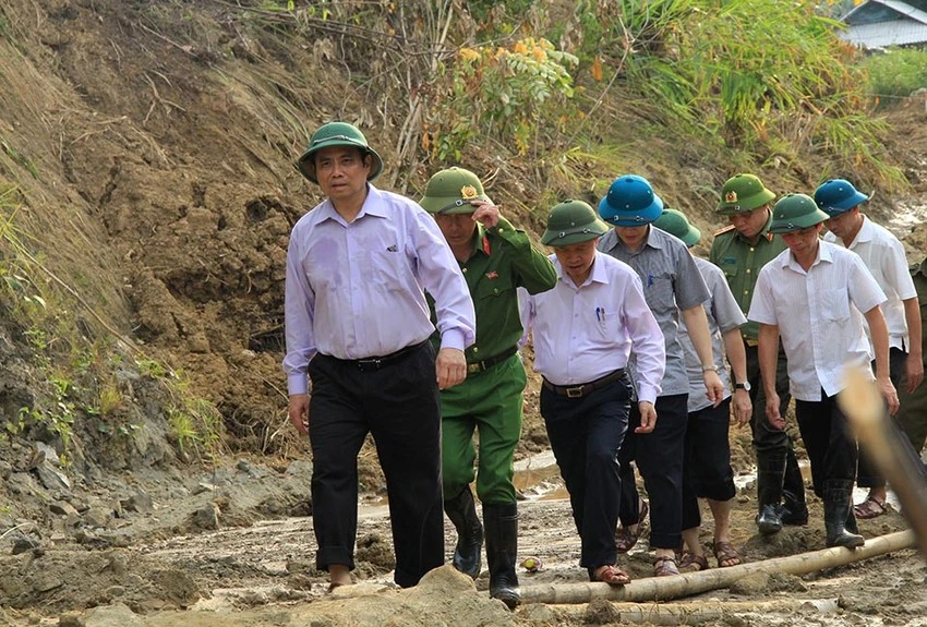 Trưởng Ban Tổ chức Phạm Minh Chính (nay là Thủ tướng Chính phủ) vượt qua nhiều điểm sạt lở để đến với người dân Mường Lát bị thiệt hại nặng nề sau trận lũ lịch sử.